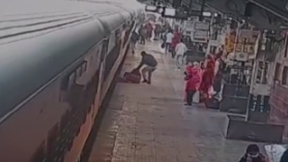 Gwalior: The old lady came between the train and the platform due to slipping, the RPF jawan pulled her and saved her