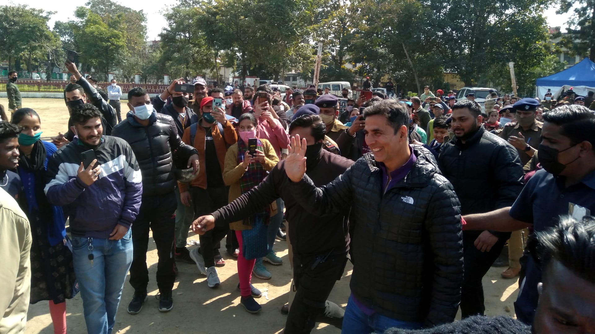 Uttarakhand: Actor Akshay Kumar reached Dehradun, played volleyball with ITBP jawans, See photos with Twinkle