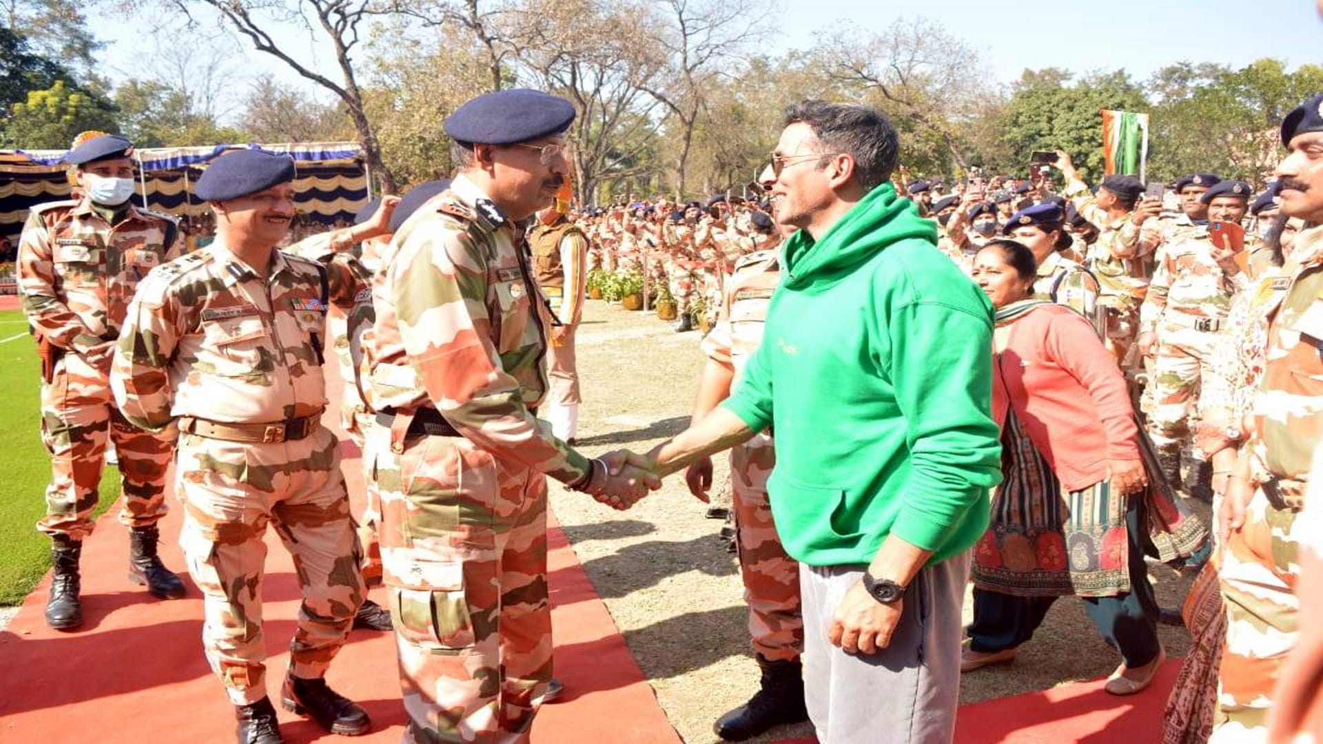 Uttarakhand: Actor Akshay Kumar reached Dehradun, played volleyball with ITBP jawans, See photos with Twinkle
