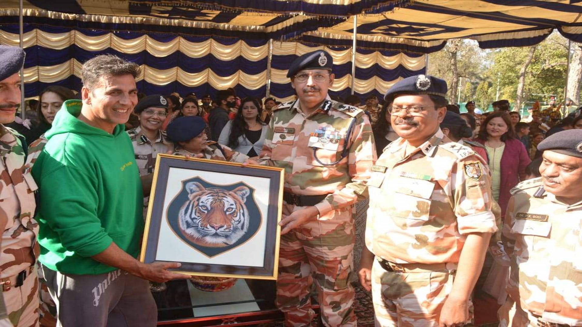 Uttarakhand: Actor Akshay Kumar reached Dehradun, played volleyball with ITBP jawans, See photos with Twinkle