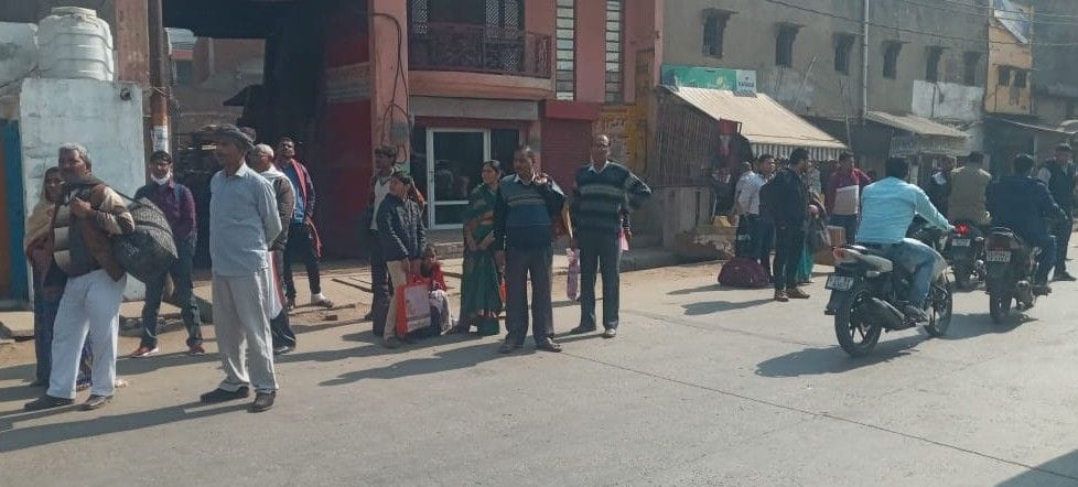 Hathras: Waiting for hours due to lack of roadways buses, passengers upset