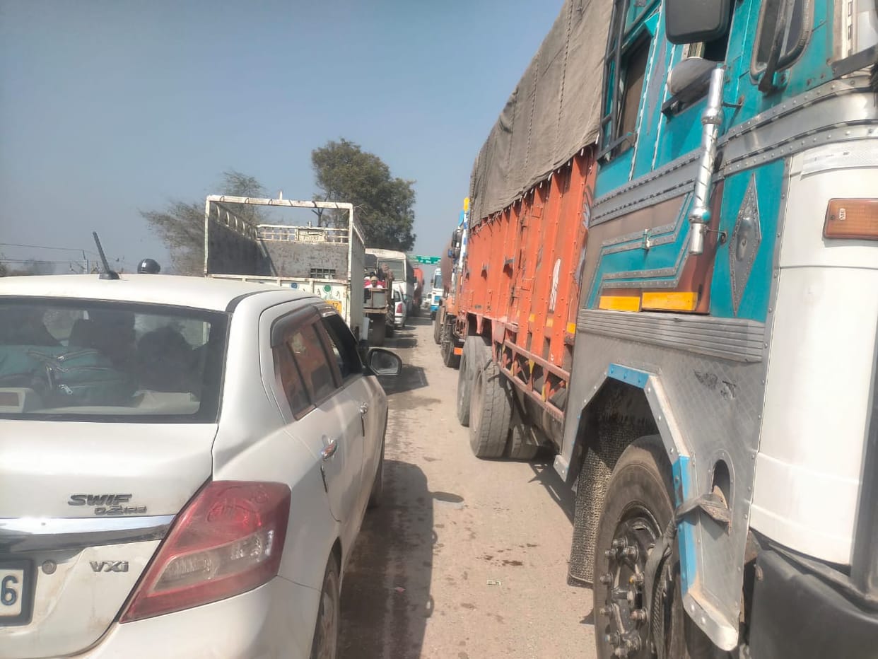Road collapses on the border towards Haryana, people upset