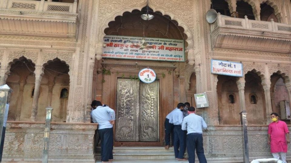 Banke Bihari temple gates remained closed for an hour Mathura