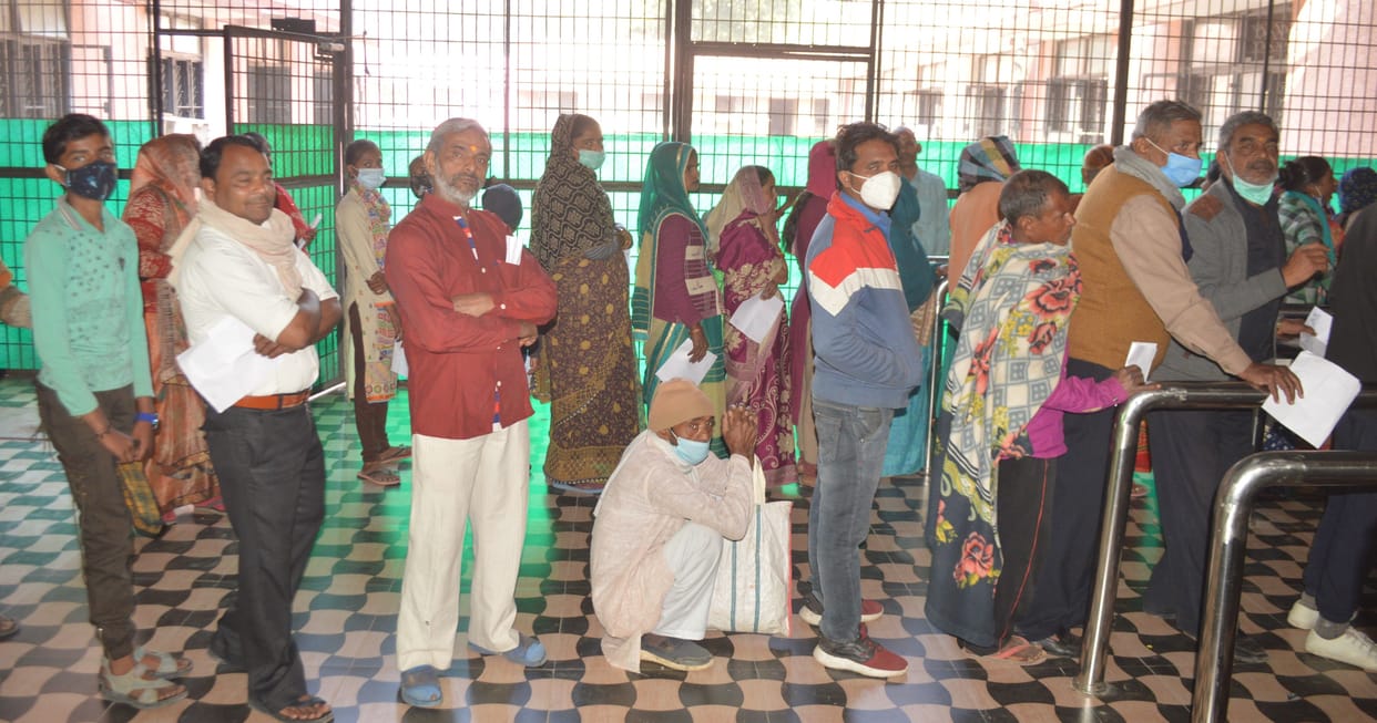 Hathras: In the district hospital, there is no electricity for nine hours