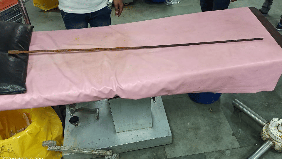 Chhatarpur: While building a house 5-feet iron rod injured a labourer, Doctors performed a surgery to remove it