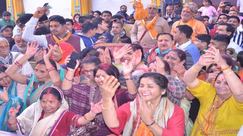 holi 2022 folk artist singing holi rasiya in Dwarkadhish temple mathura