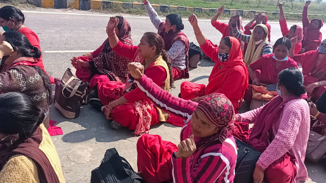 When the Asha workers going to meet the Health Minister were stopped, they staged a sit-in on the State Highway.