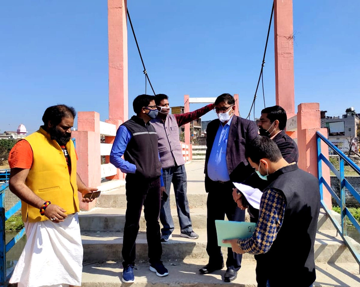 Seeing the mess in Pandhoi, the divisional commissioner got angry