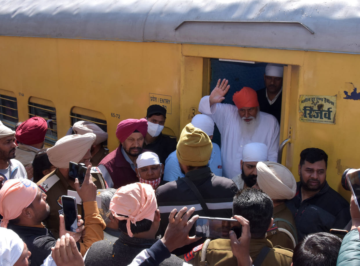 Welcome to Sant Niranjan Das Maharaj returning from Kashi