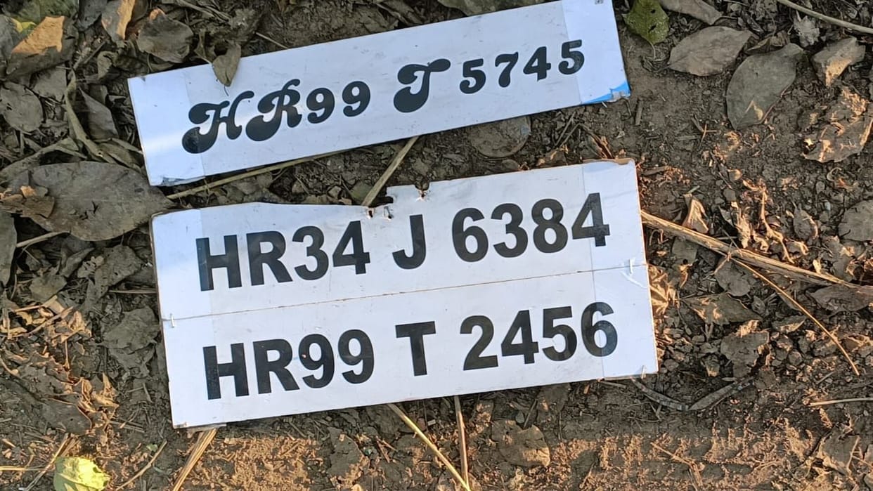 Two miscreants caught by the vigilance of the shopkeeper, wanted to put the tape on the number plate of the car