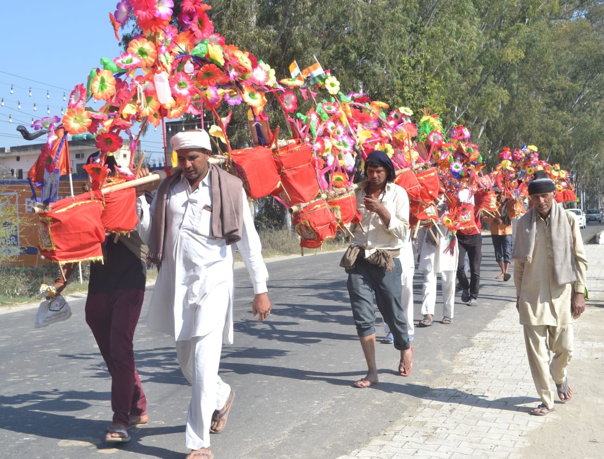 Devotees raised kavad for Mahashivratri
