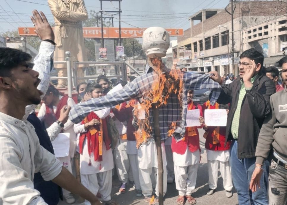ABVP activists burn effigy of Tamil Nadu government