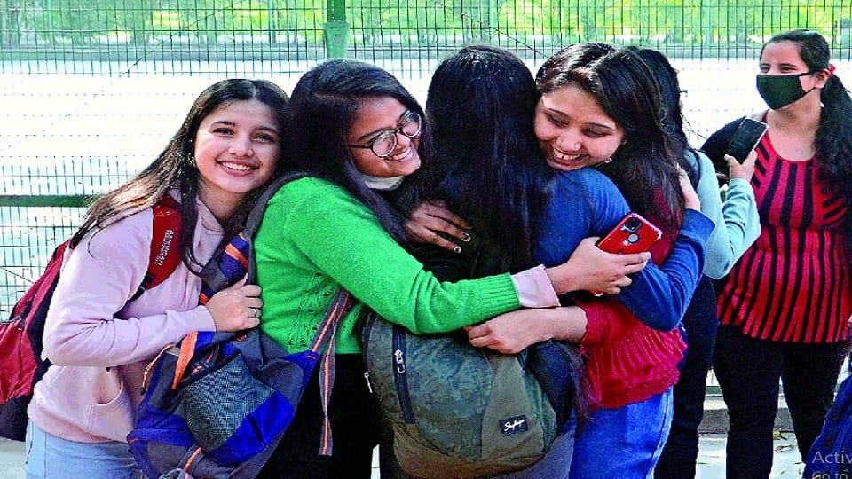 students expressed happiness by hugging each other in du campus