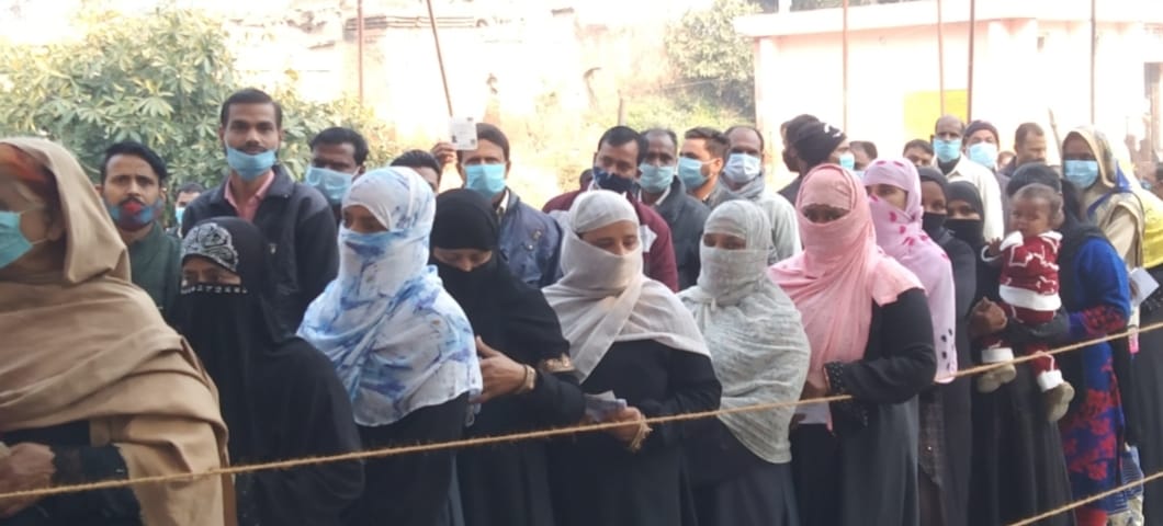 Votes rained on Kabirchak booth in Tilhar, drought in Amanpur
