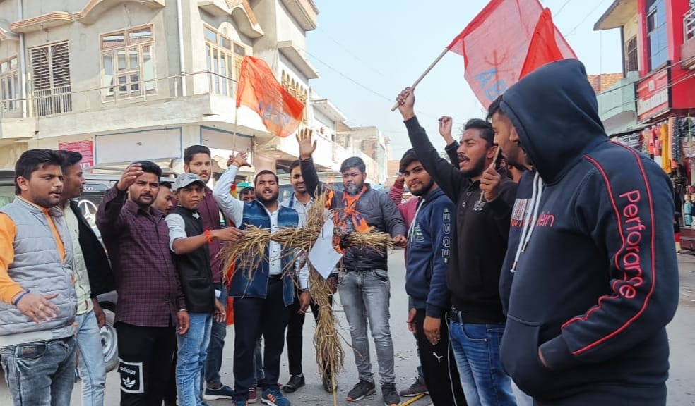 Anger expressed by burning effigy of Tamil Nadu government