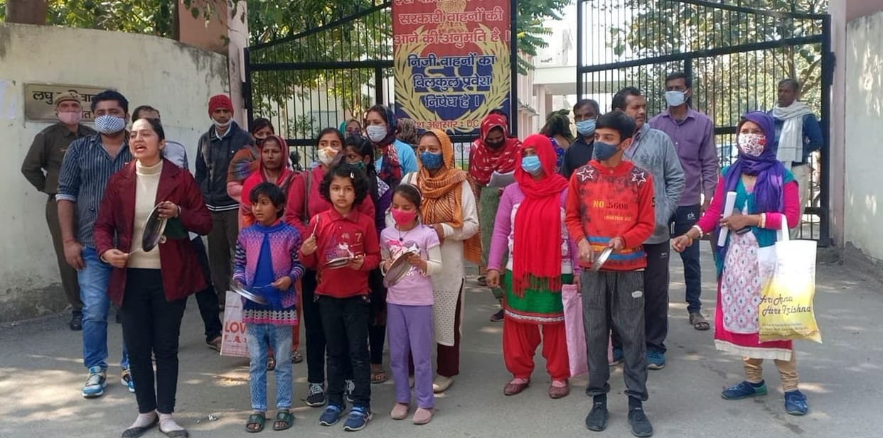 Rule 134A: Children and parents reached the Mini Secretariat playing plates and spoons, demonstrated