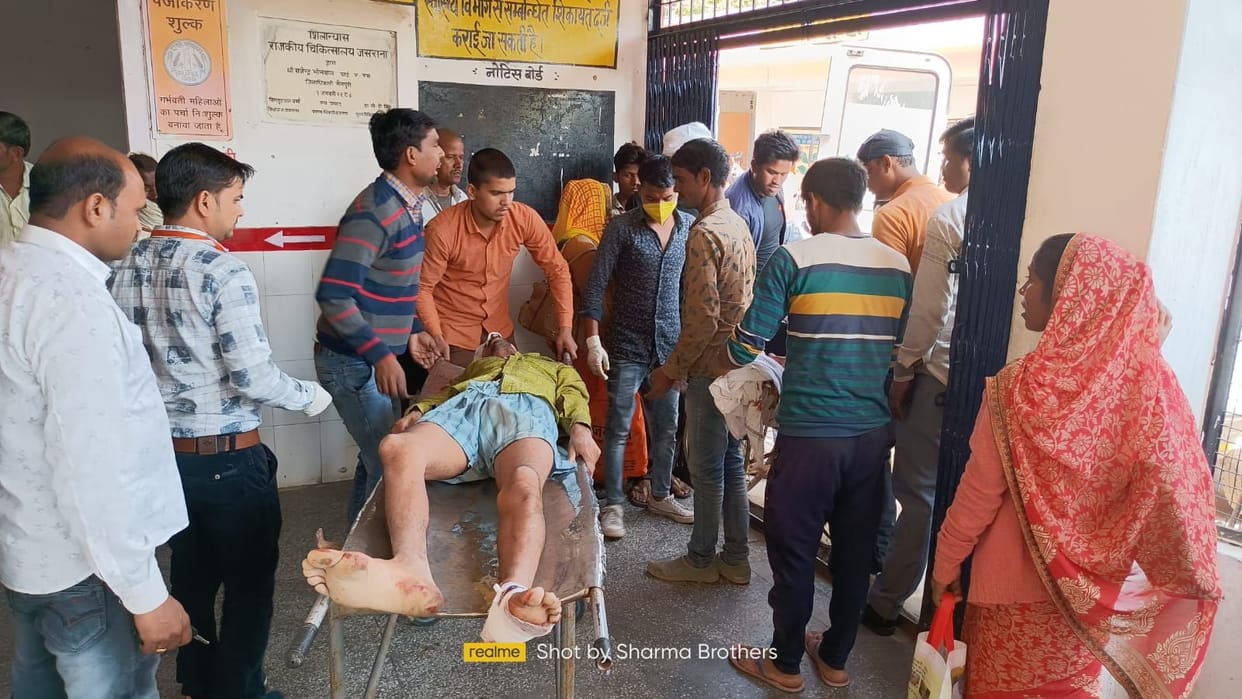 nirmaanaadheen makaan kee deevaar girane se raajamistree sahit paanch log hue ghaayal
