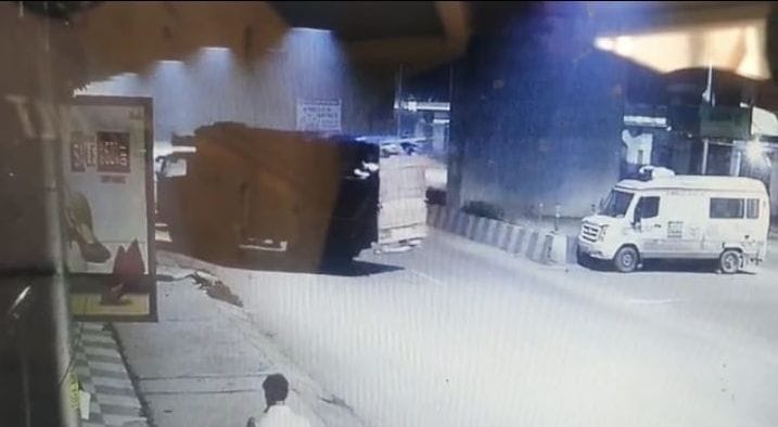 Truck stolen from Bijnor found in Noida, goods worth lakhs stolen