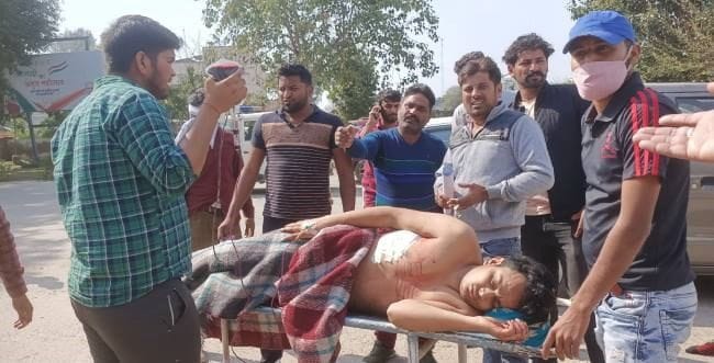 Two students attacked with a knife in Bros Market, one is in critical condition