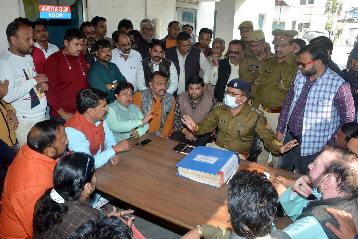 Ruckus in Police station against beating of BJP Parshad