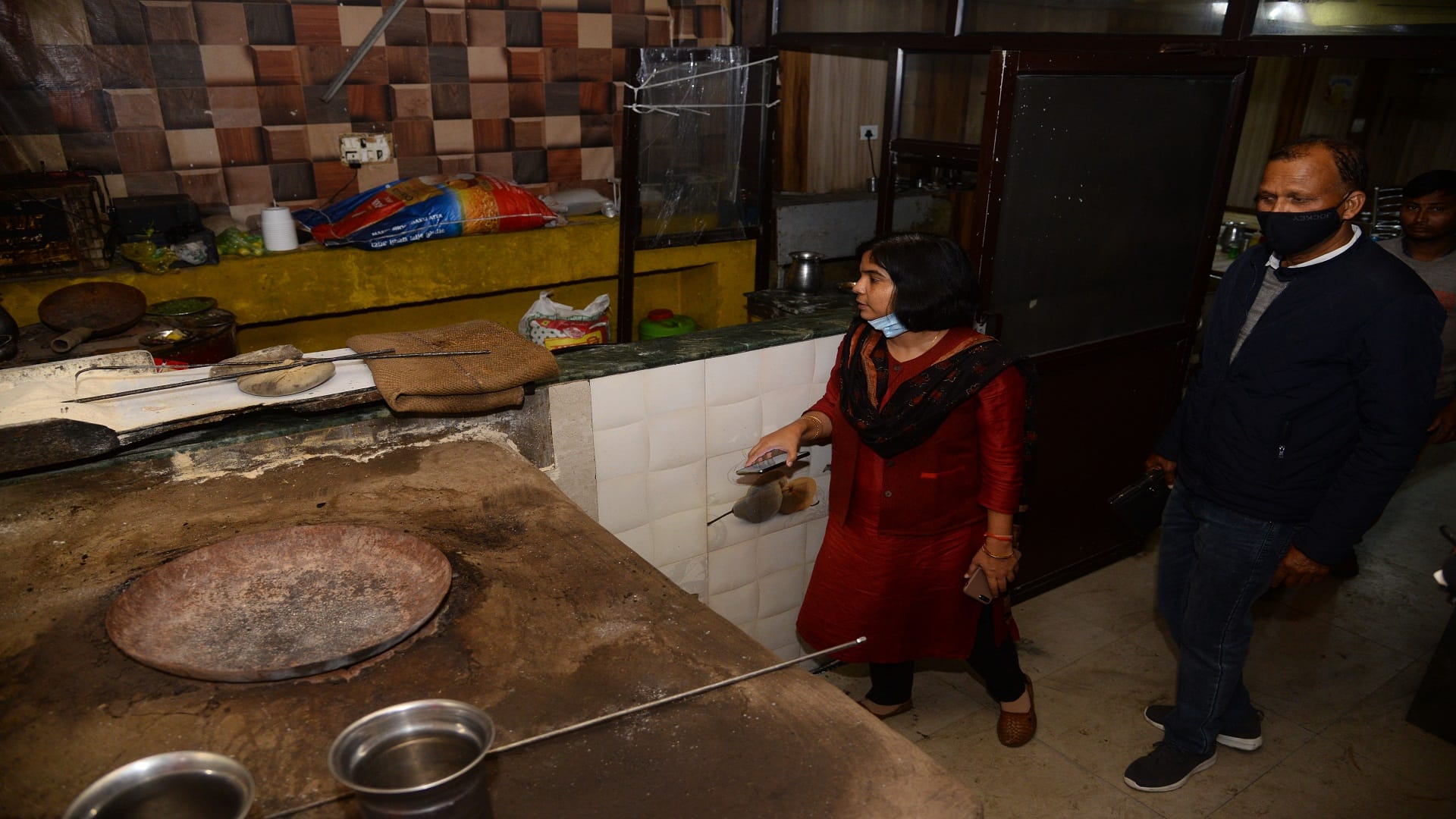 Prayagraj: The smoke of the tandoor became a time for the employees sleeping in the restaurant.