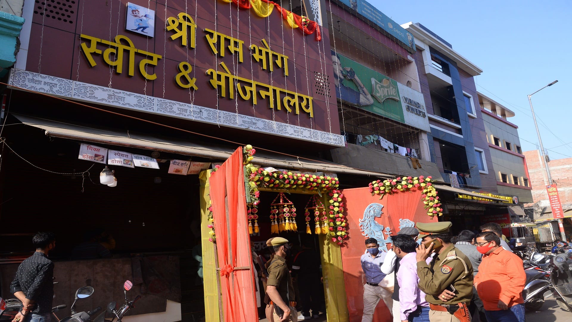 Prayagraj: The smoke of the tandoor became a time for the employees sleeping in the restaurant.