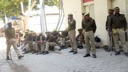 Allahabad: Agitation intensifies against offline exams, students lock up the main gate of vivi