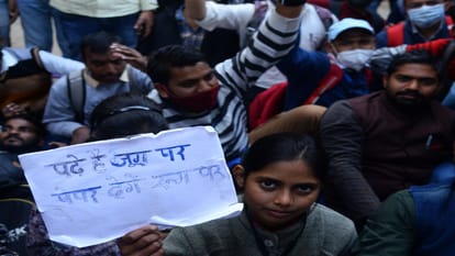 Allahabad: Agitation intensifies against offline exams, students lock up the main gate of vivi