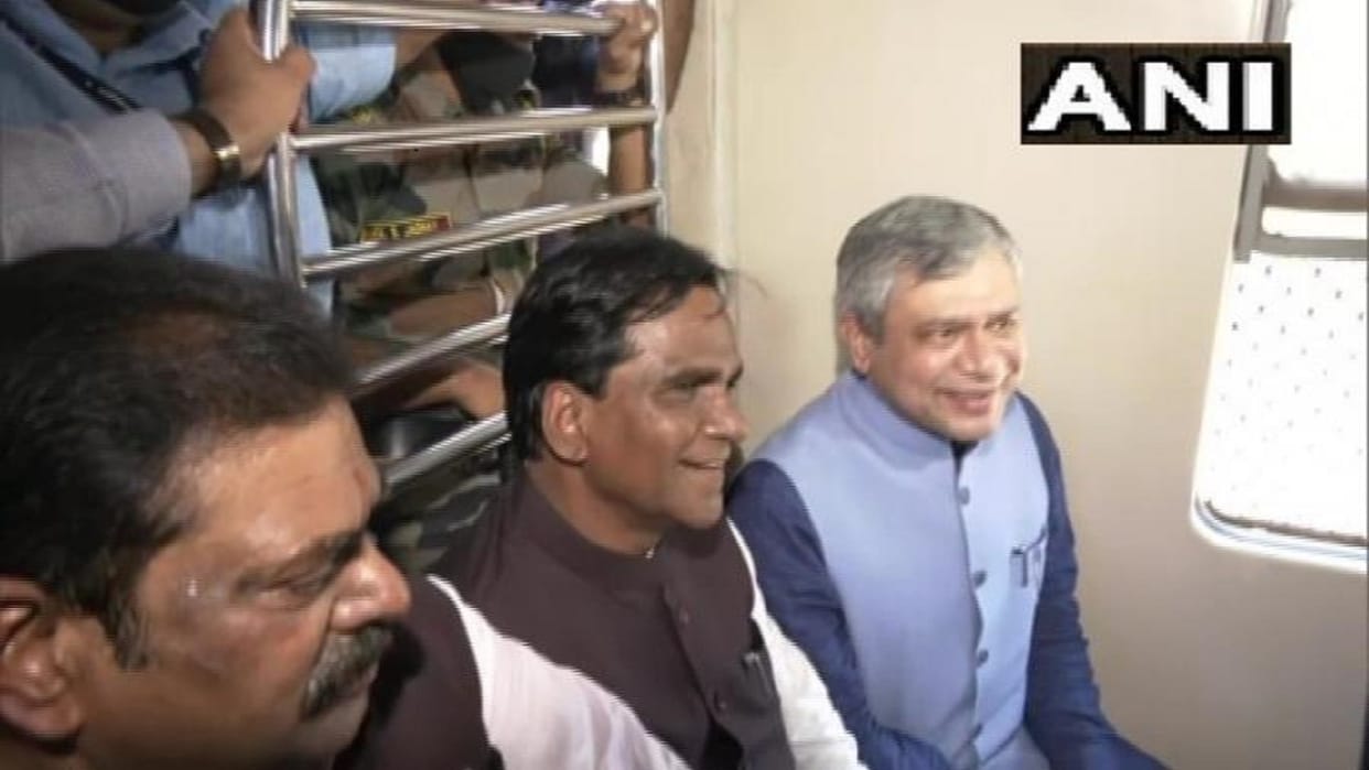 Railway Minister Ashwini Vaishnav traveled by local train in Mumbai