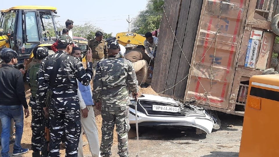 Husband and wife died after dumper overturned on car in Mainpuri