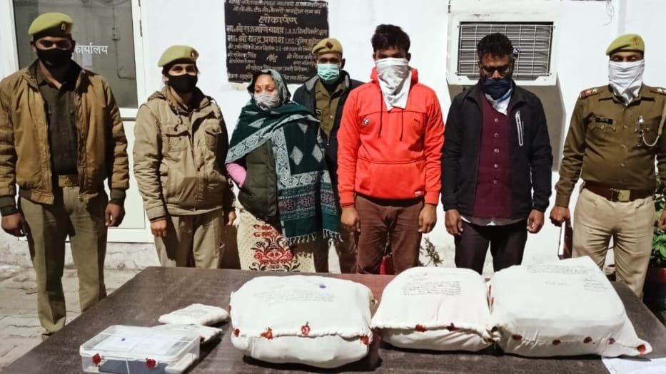 shahjahanpur Police arrested three accused including one woman recovered 21 kg charas