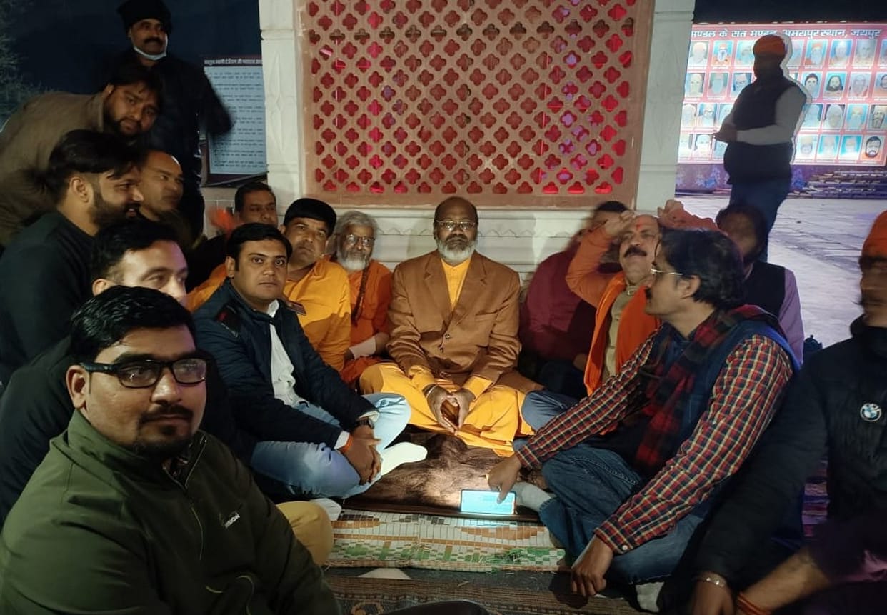 Haridwar Dharma Sansad: Yati Narasimhanand sitting on picket after being released from jail, adamant on the demand for Rizvi release
