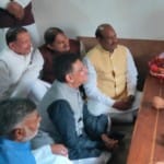 कुंडलपुर में आचार्यश्री से भेंट करते ओम बिरला, पीयूष गोयल, प्रहलाद पटेल