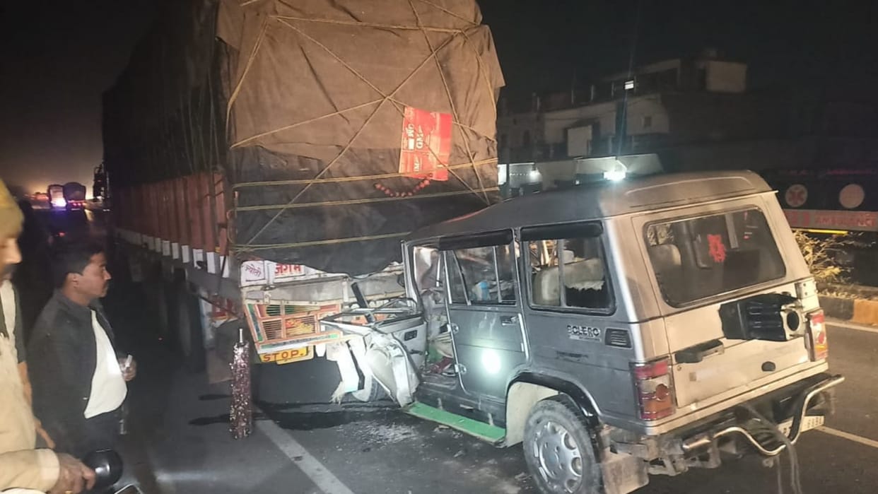 Bolero at high speed collided with truck in Gorakhpur
