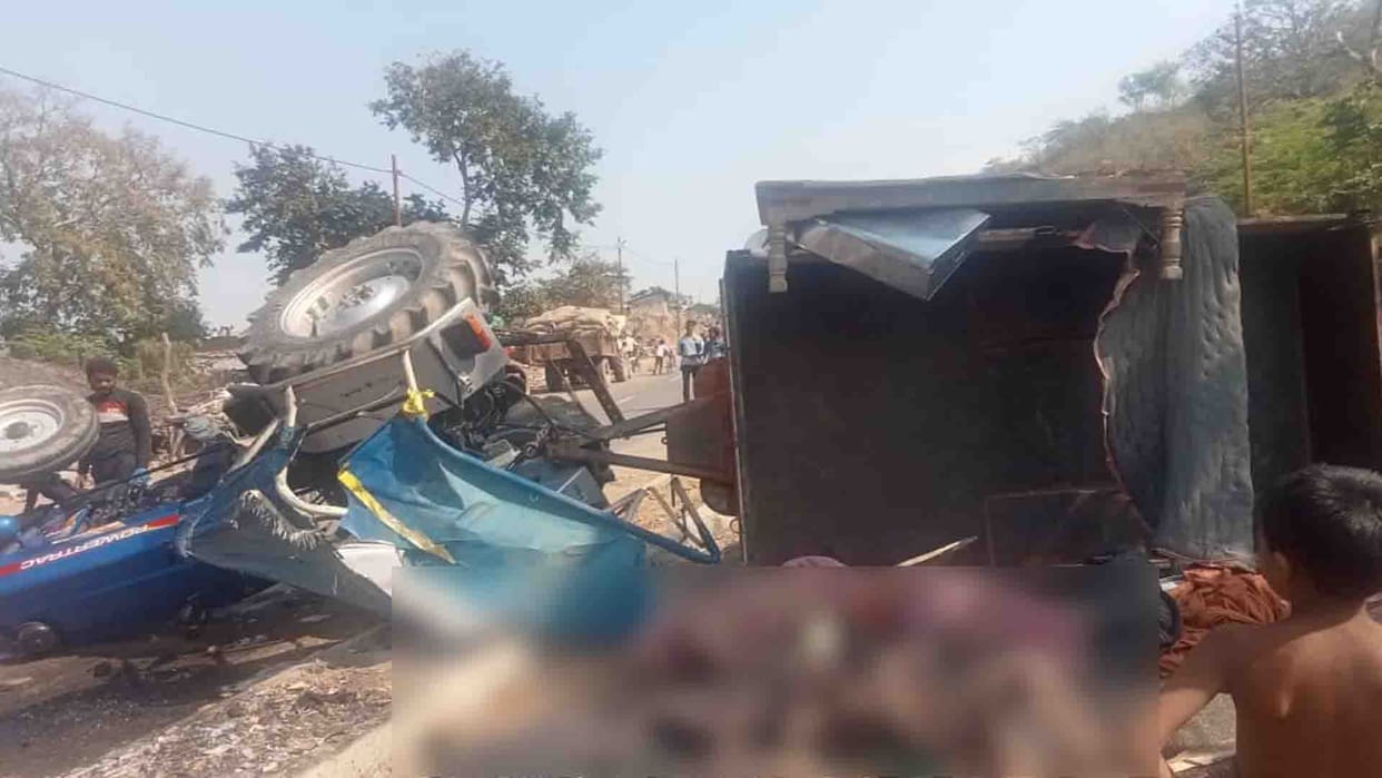 Big road accident in Banda, two children died, 11 injured
