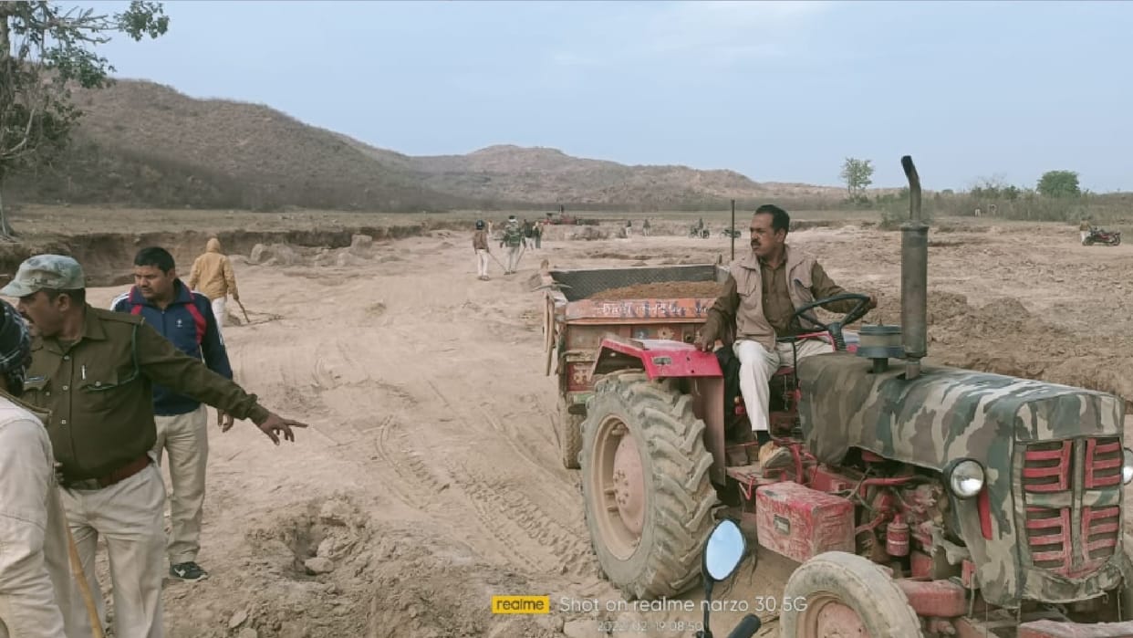 In Chhatarpur, the miscreants got high: The sand tractor was snatched by the forest workers on the middle road.