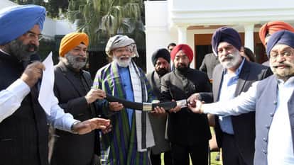 प्रधानमंत्री आवास में अफगानिस्तान से आए सिखों से मुलाकात करते पीएम मोदी।