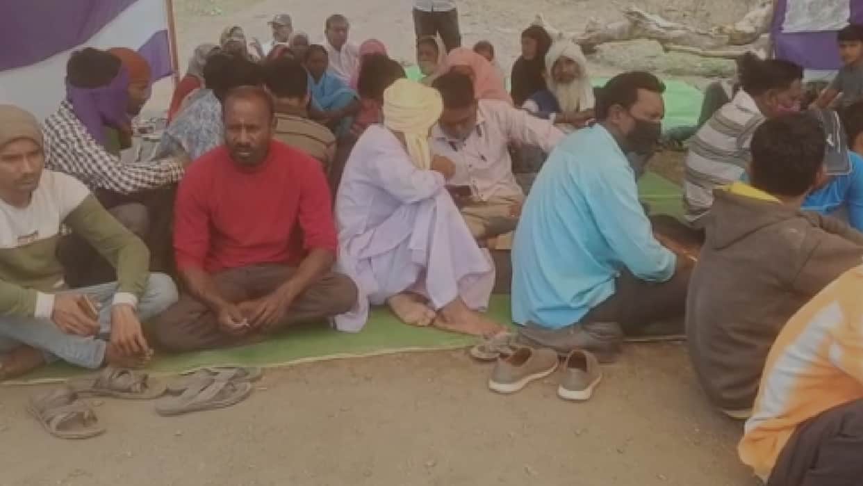 Balaghat: Villagers of Tirodi upset due to explosion in manganese mine, cracks coming in houses, sitting on dharna