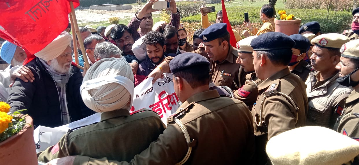 Clash between police and employees outside Deputy Commissioner's office