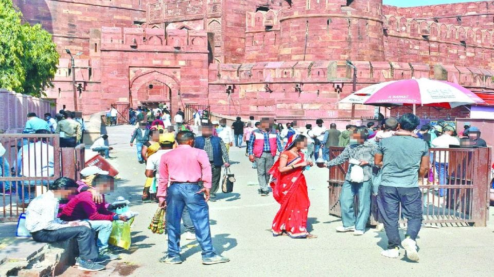 Girls afraid to pass on these roads even during the day in agra