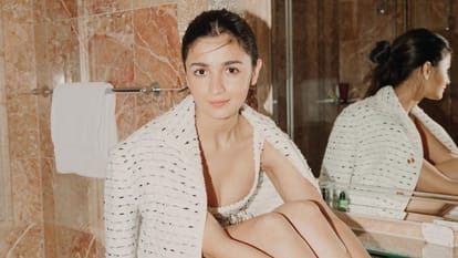 Alia Bhatt gave hot poses while sitting in the bathtub pictures viral on social media