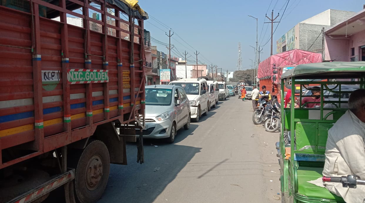 Two km long jam from Tehsil to power station on bypass road