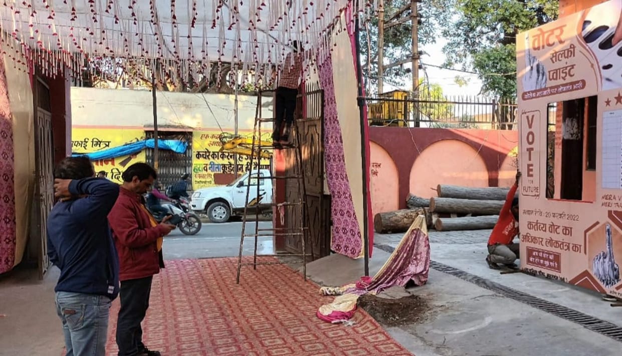 wo pink and two model booths were made, women employees will be deployed