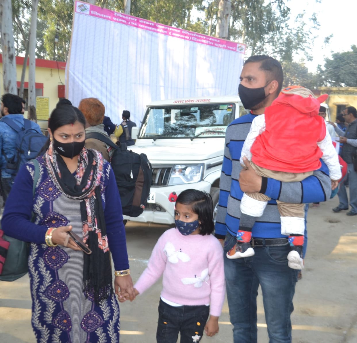 Employees wandered to cut election duty with a child in their lap