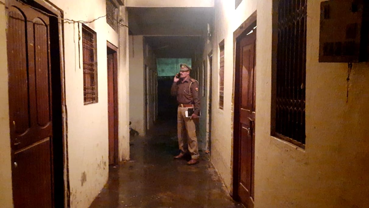 sugarcane department junior clerk died by burns living in a rented room at Harpur Midhi varanasi