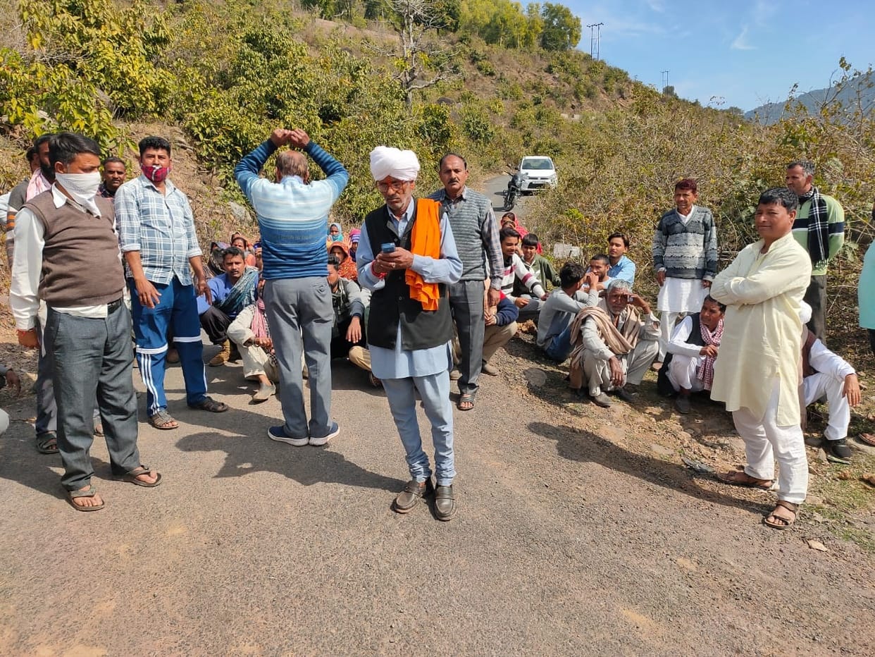 People protested against the garbage plant by demonstrating