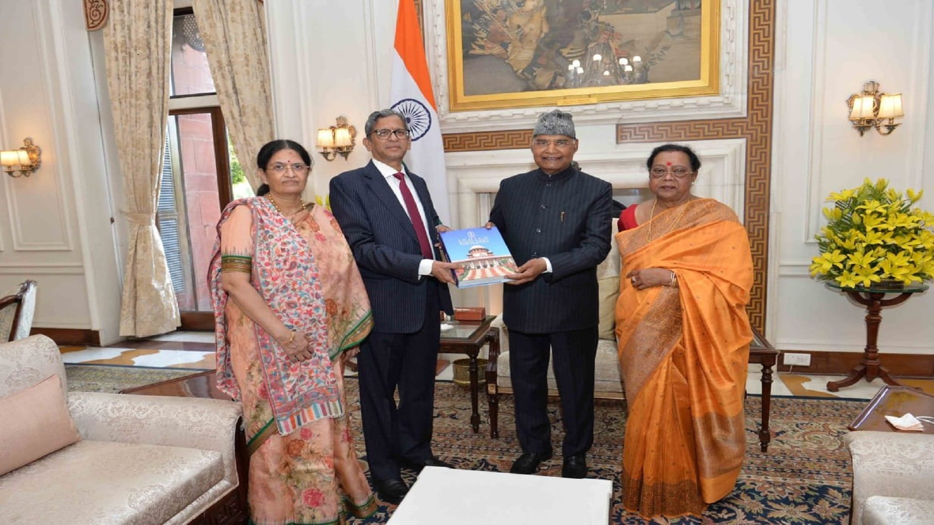 CJI NV Ramana and other Supreme Court judges reached Rashtrapati Bhavan with family