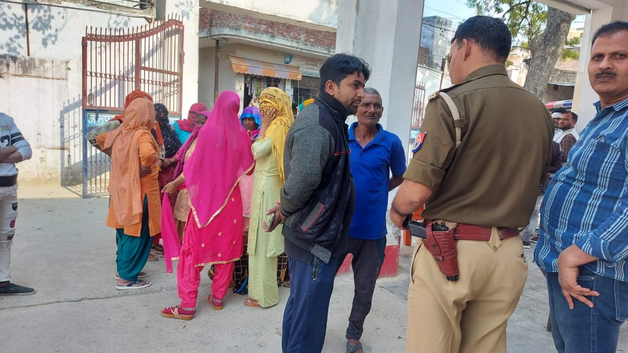 Greater Noida Dankaur wife caught husband red handed with girlfriend read what happens after that