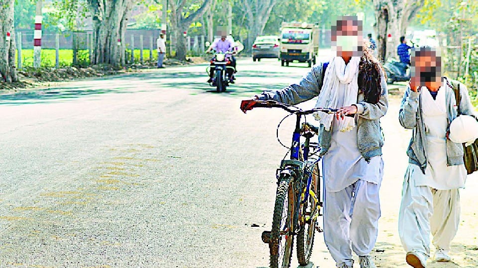 Girls afraid to pass on these roads even during the day in agra
