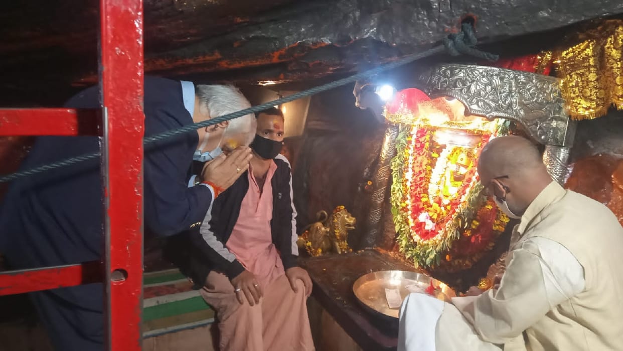 Chief Secretary Durga Prasad Mishra worshiped in Mother Vindhyavasini Mata At mirzapur